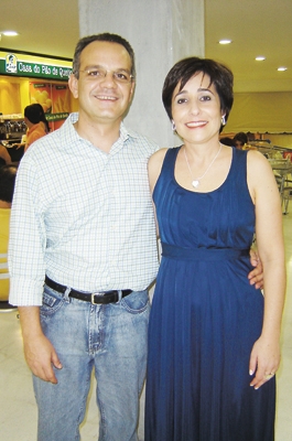 Casal Ézio Athayde Souza Júnior - Lívia: inaugurando amanhã sua CVC na Praça Matriz